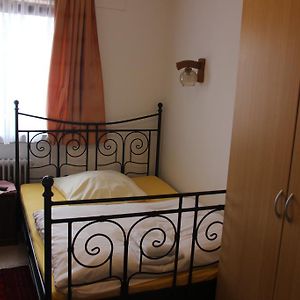 Zimmer mit Kingsize-Bett